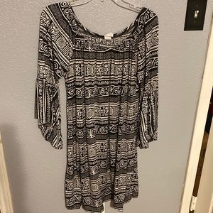 Aztec 3/4 bell sleeve off shoulder stretchy wrinkle free material